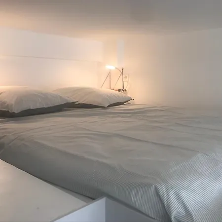 Magnifique Studio Avec Mezzanine Au Coeur De Paris-2